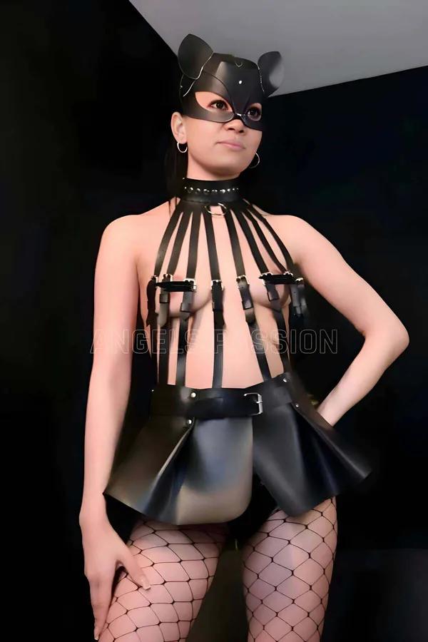 Siyah vegan deri kafes büstiyer choker ve mini etek harness takımı, gümüş toka detaylı, çok şeritli tasarım