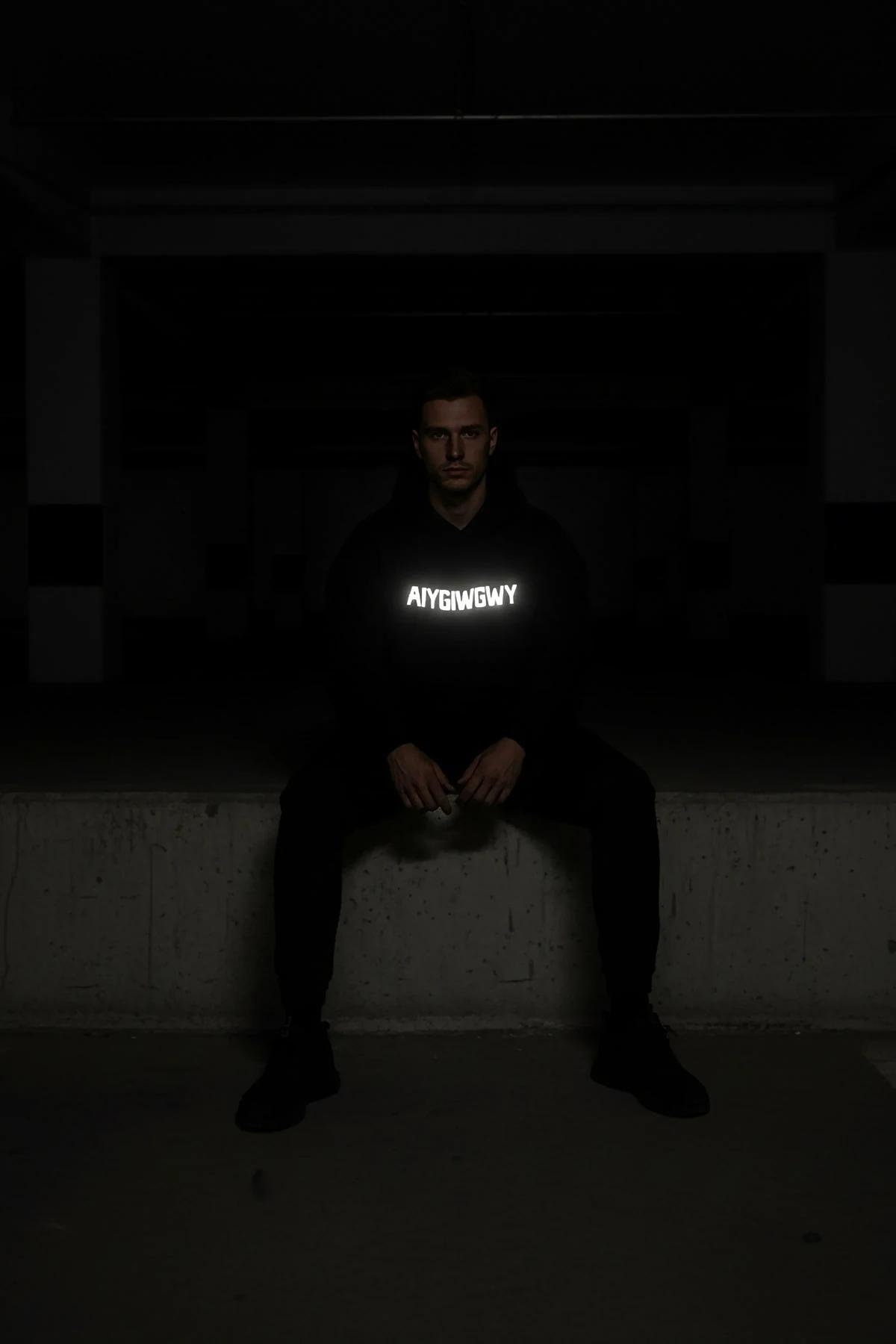 AIYGIWGWY reflektörlü ön baskılı siyah kapüşonlu sweatshirt karanlık ortamda parlayan baskı
