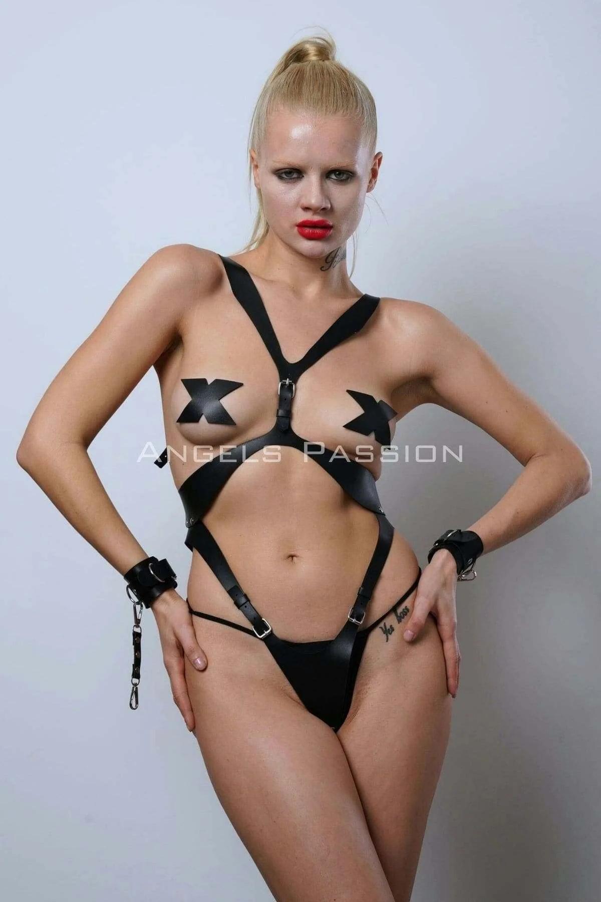 kelepçeli siyah vegan deri full body harness set çapraz göğüs askısı gümüş toka ve bilek kelepçeli bayan