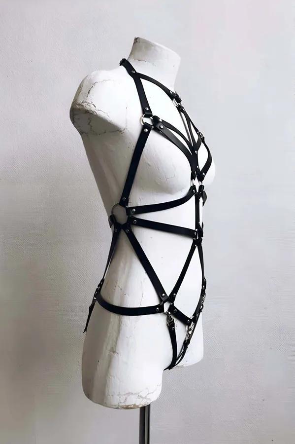 Siyah suni deri full body harness gümüş O-halka ve zincir detaylı geometrik bant tasarımı