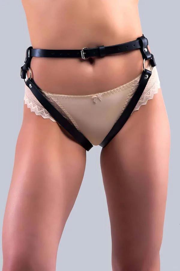 siyah vegan deri külot harness gümüş O-halka bel bandı bej dantel külot üstüne giyilmiş