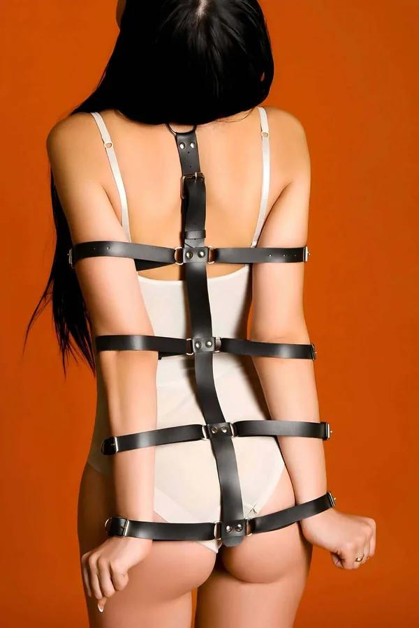 siyah suni deri tam vücut harness arkadan görünüm gümüş O-halkası ve çok bantlı grid yapı