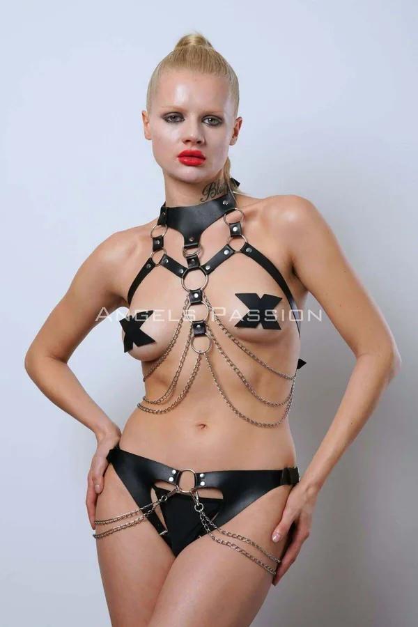 Göğsü açık siyah vegan deri harness takım, gümüş O-halkalar ve sarkıt zincirler ile tam vücut görünümü
