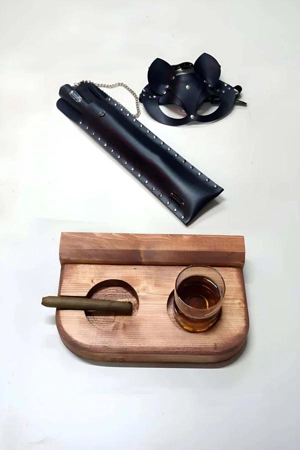 siyah vegan deri kırbaç ve kelebek maske ile ahşap bardaklık küllük 3'lü fantezi set gümüş perçinli