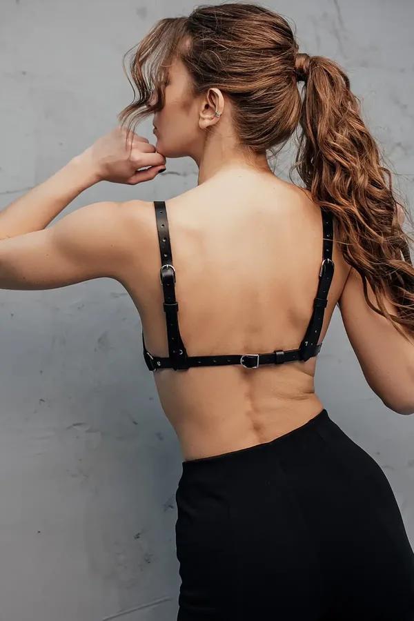 Siyah mat vegan deri sütyen harness altın zincir askı ve gümüş perçin şeridi ile