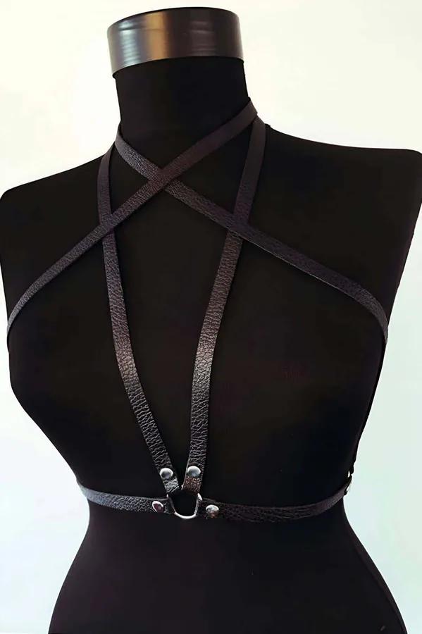 siyah suni deri göğüs harness çapraz X bantlı gümüş D-halka ve metal perçin detayı