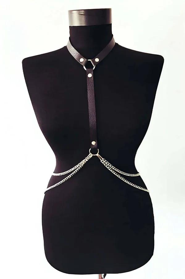 Siyah vegan deri göğüs harness choker ve çift sıra altın zincir bel detayı manken üzerinde