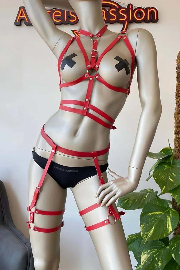 Kırmızı suni deri üç parçalı jartiyer harness takımı, gümüş O-ring ve toka detaylı göğüs ve bacak bandı