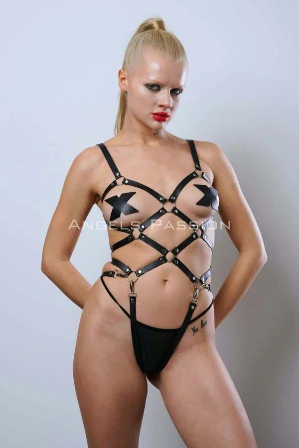 siyah vegan deri full body harness gümüş O-ring ve çapraz bant detayı ön görünüm