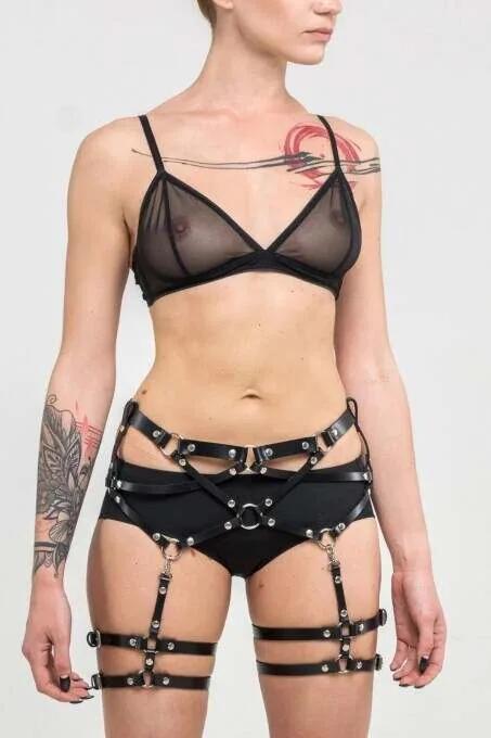 Siyah suni deri bacak harness, gümüş O-ring ve perçin detaylı, bel ve uyluk çevresini saran jartiyer kayış aksesuar