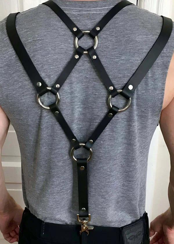 Siyah suni deri erkek harness sırt görünümü — X çapraz bant, 5 gümüş O-halka ve altın ıstakoz toka