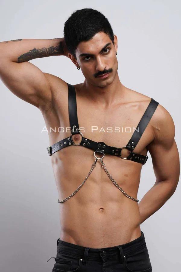 Siyah vegan deri erkek göğüs harness, gümüş O-ring ve sallanan metal zincir detayı, partywear