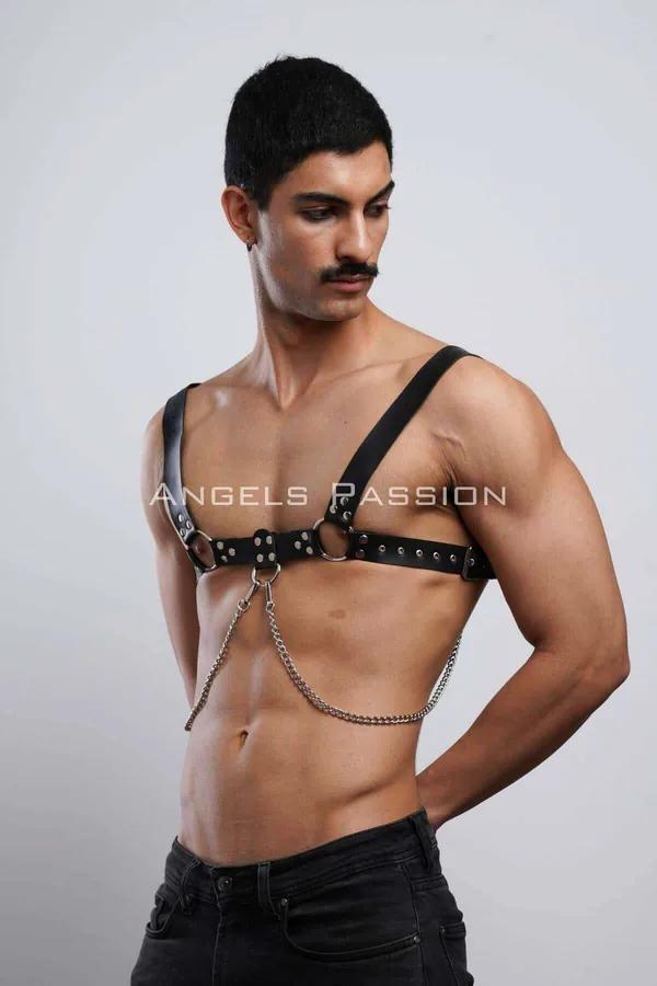Siyah vegan deri erkek göğüs harness, gümüş O-ring ve sallanan metal zincir detayı, partywear