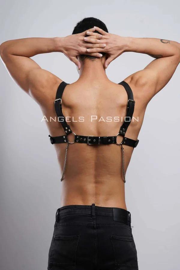 Siyah vegan deri erkek göğüs harness, gümüş O-ring ve sallanan metal zincir detayı, partywear