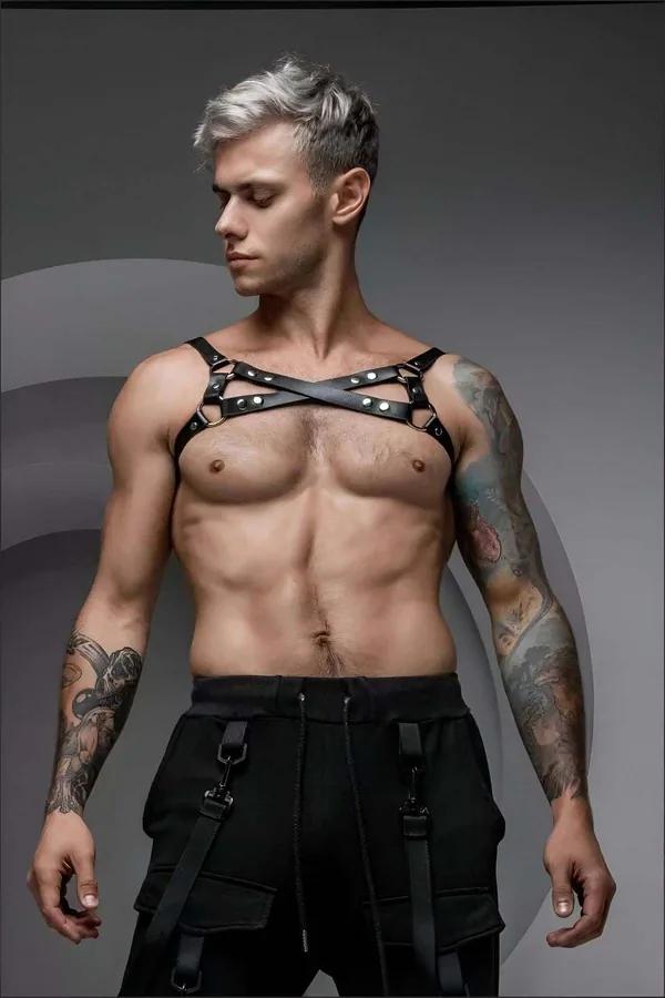 siyah vegan deri erkek göğüs harness çapraz X kayış gümüş O-ring ve perçin detayı