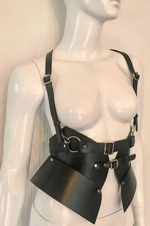 Omuz Askılı Siyah Suni Deri Korse Kemer Vücut Harness Beyaz Manken Üzerinde