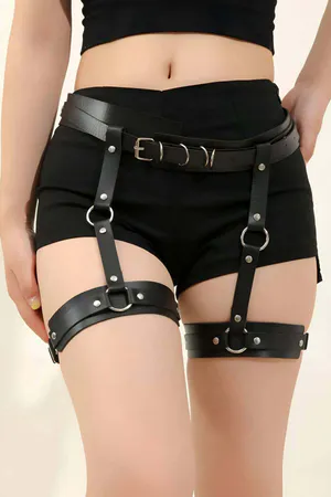 Siyah PU deri jartiyer vücut harness, ayarlanabilir bel ve bacak bantları, metal halka detaylı