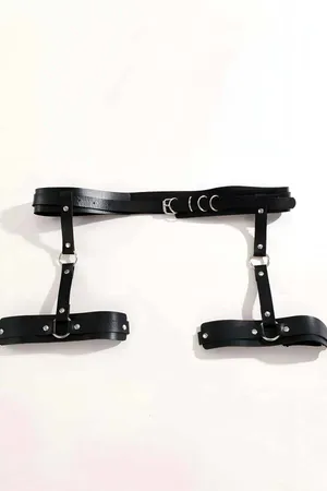 Siyah PU deri jartiyer vücut harness, ayarlanabilir bel ve bacak bantları, metal halka detaylı