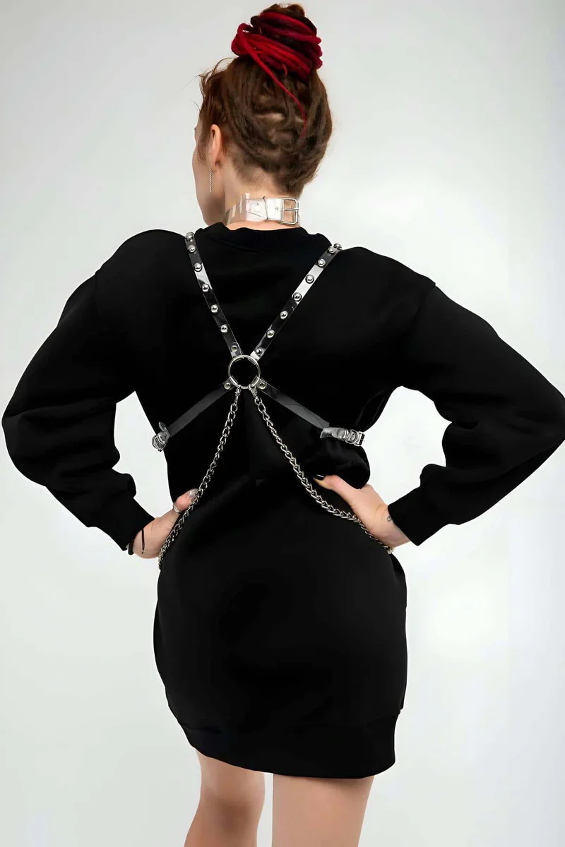 Boyun çevresine oturan gümüş halkalı şeffaf choker festival outfit metal detaylı zincir askılı harness
