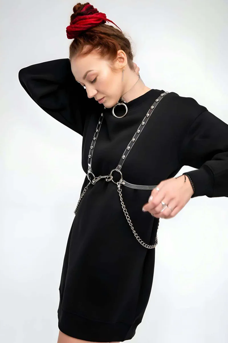 Metal detaylı şeffaf harness bel bandı ve yanlarda sarkan gümüş zincir detayları
