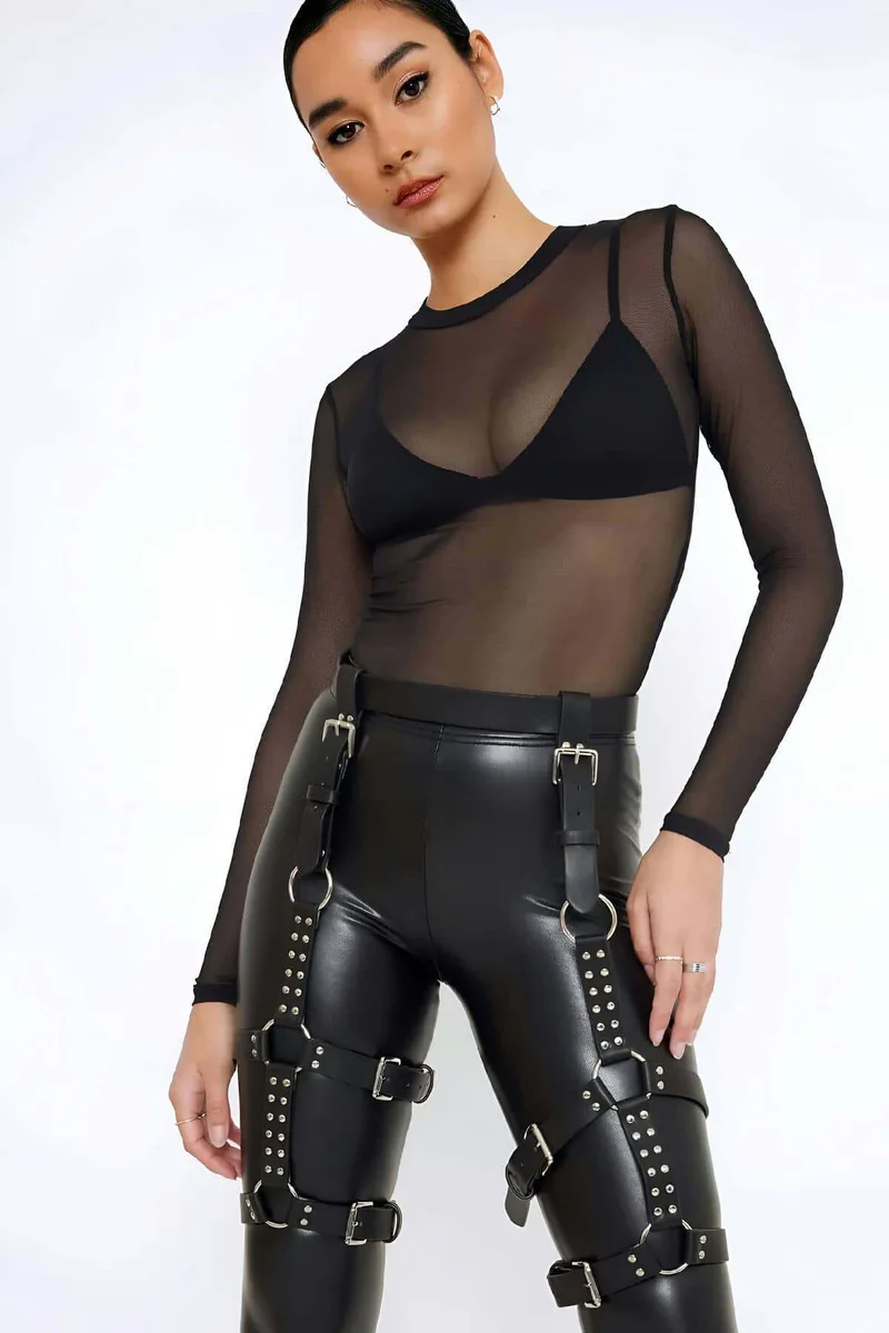 Siyah deri bacak harness, gümüş renkli metal halkalar ve tokalar ile süslenmiş, ayarlanabilir kayışlı