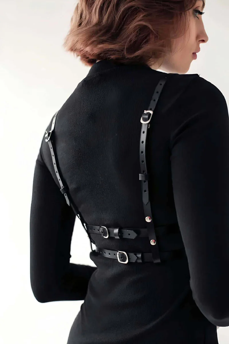 Deri göğüs harness korse takılı model, omuzdan geçen askılar ve bel kemeri detayları