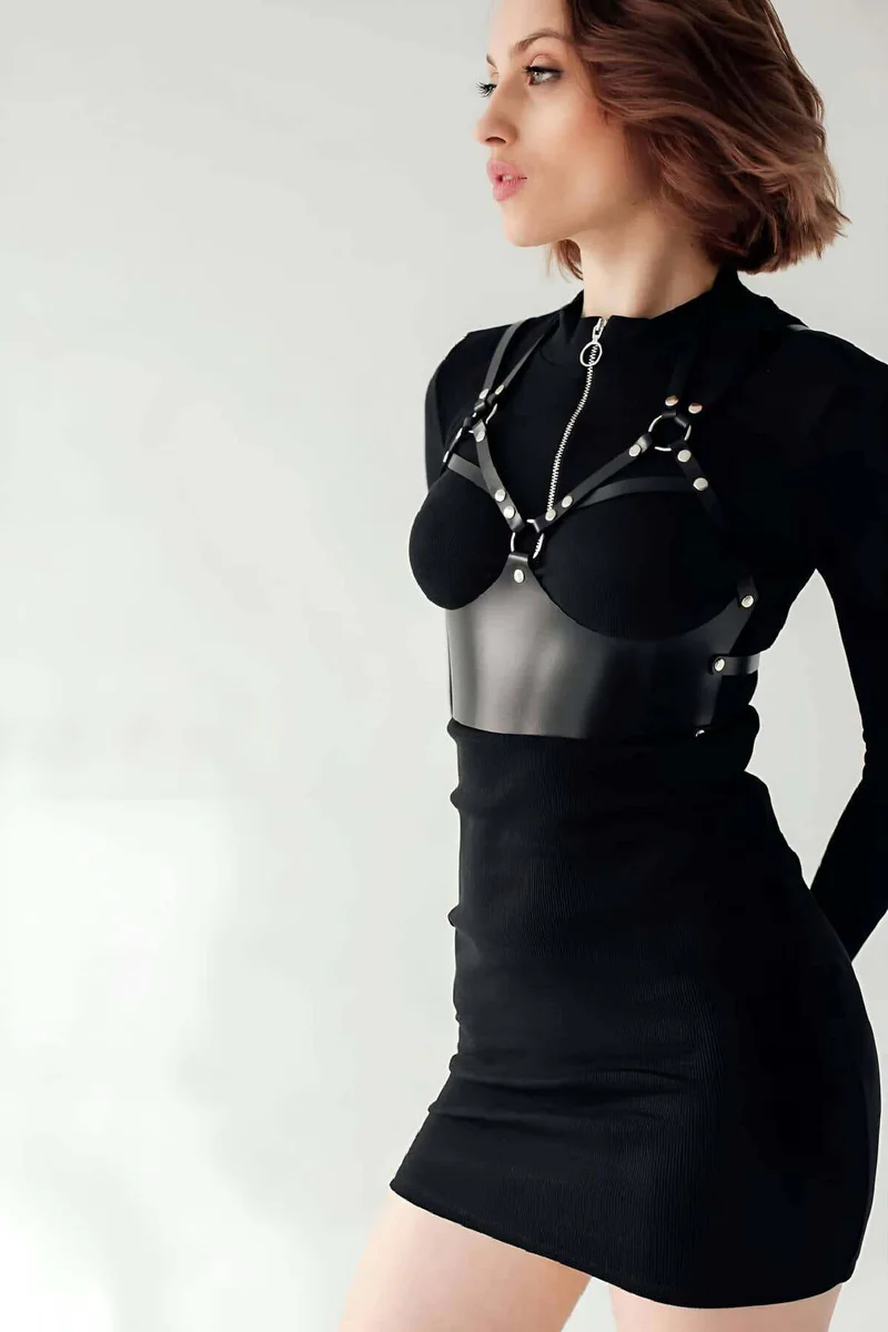 Metal aksesuarlar detaylı siyah deri göğüs harness korse fermuarlı