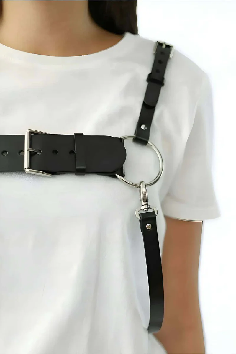 Metal toka ve halka detaylı siyah deri göğüs tasması yakın çekim