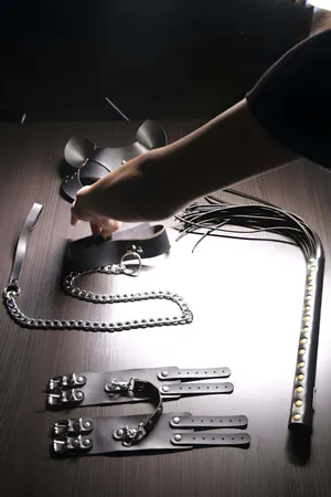 Siyah Fantezi Set, Kırbaç - Kelepçe - Tasma - Maske Takım - APFT1246