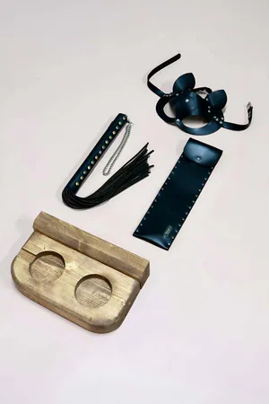 Fantezi Set 3'lü - Kırbaç, Maske ve Bardaklık - Küllük - Master Collection - APFT1312-S1-T2