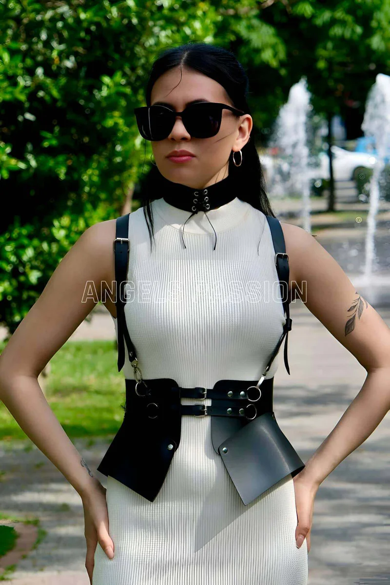 Siyah suni deri vücut harness ve choker takımı, ayarlanabilir kemer ve boyunluk detayı.
