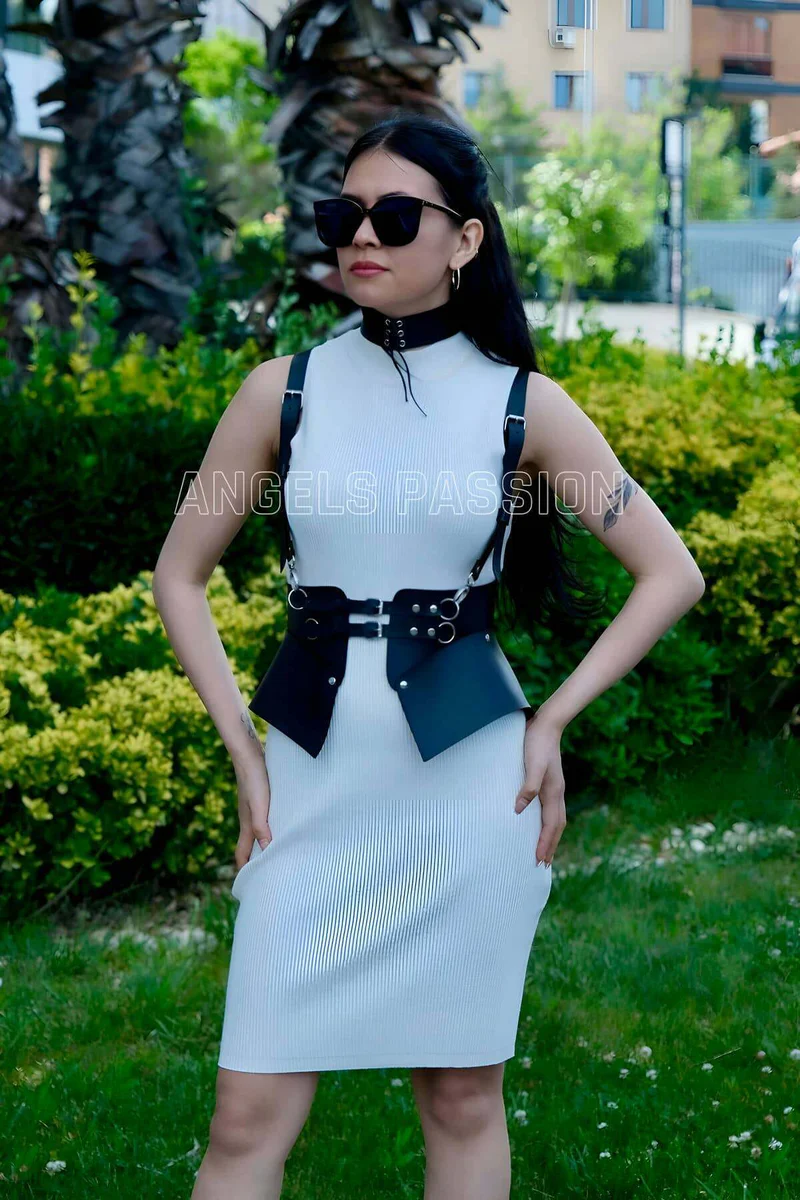 Siyah deri vücut harness seti ön görünüm, toka detayları