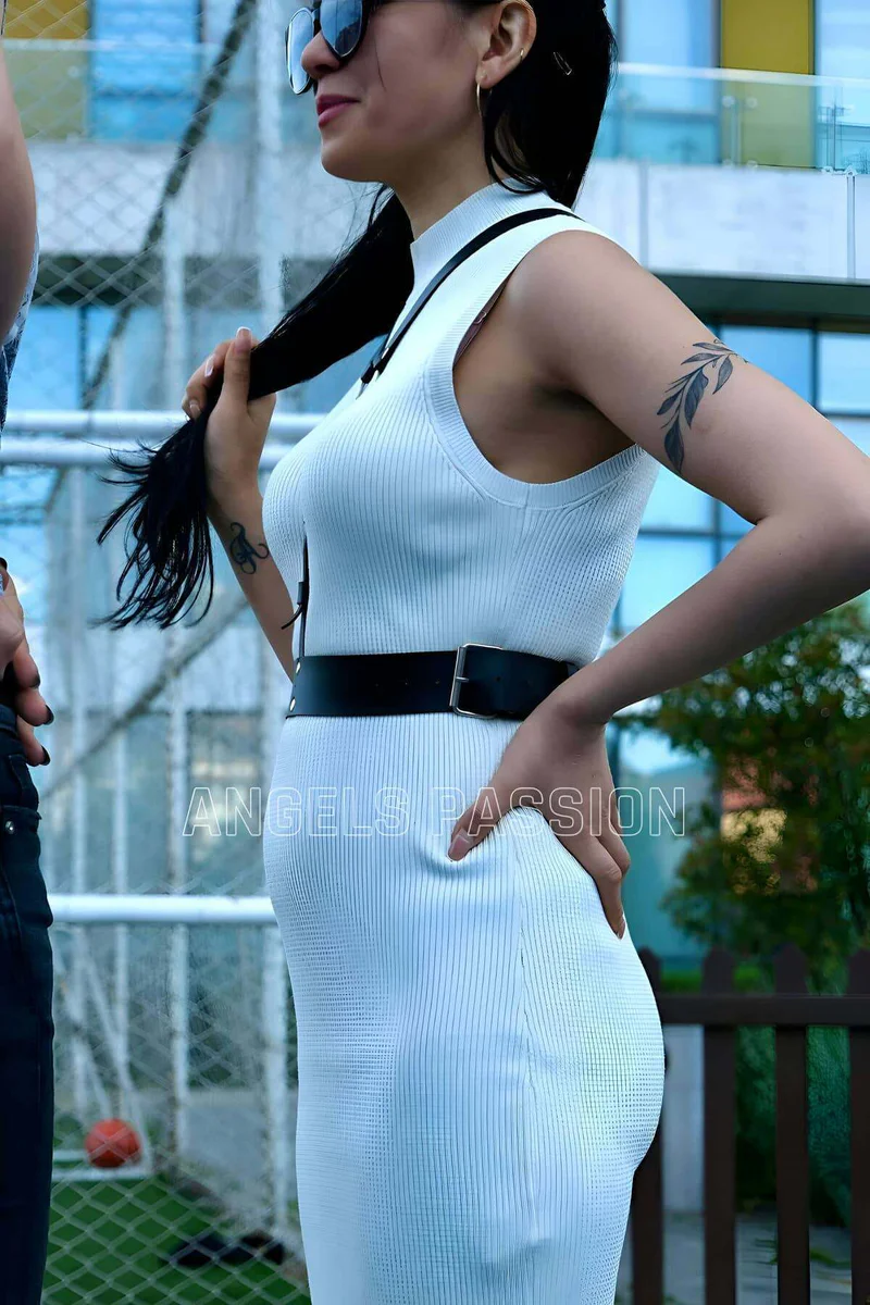 Siyah vegan deri vücut harness kemerinin yakın çekimi, metal tokalar.