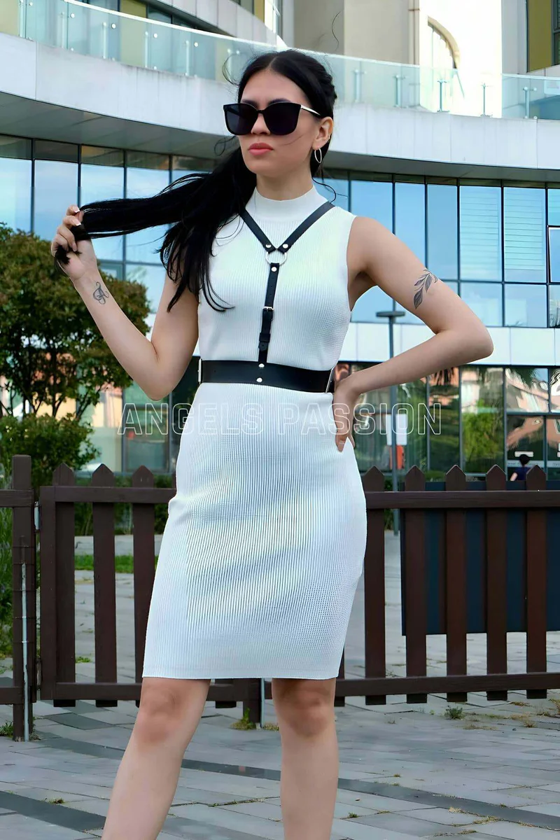 Kadın vücut harness kemeri siyah ayarlanabilir kayışlı ön görünüm.