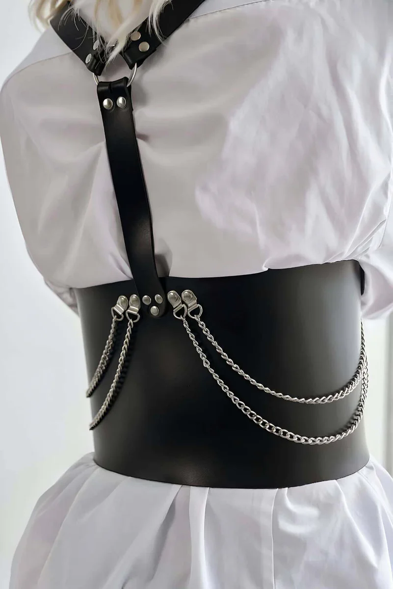 Zincir detaylı kadın korse harness yan görünüm
