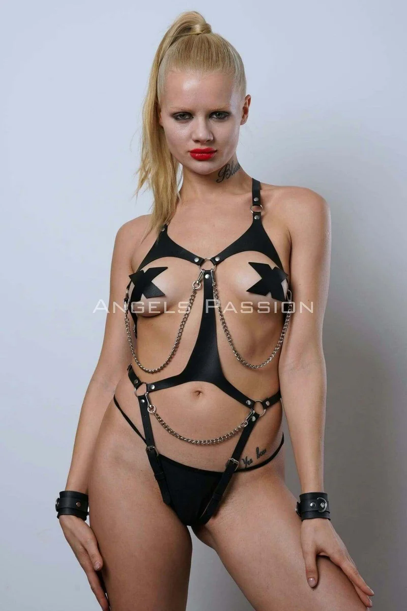 Black body harness set with chain and o-ring detail adjustable strap detail