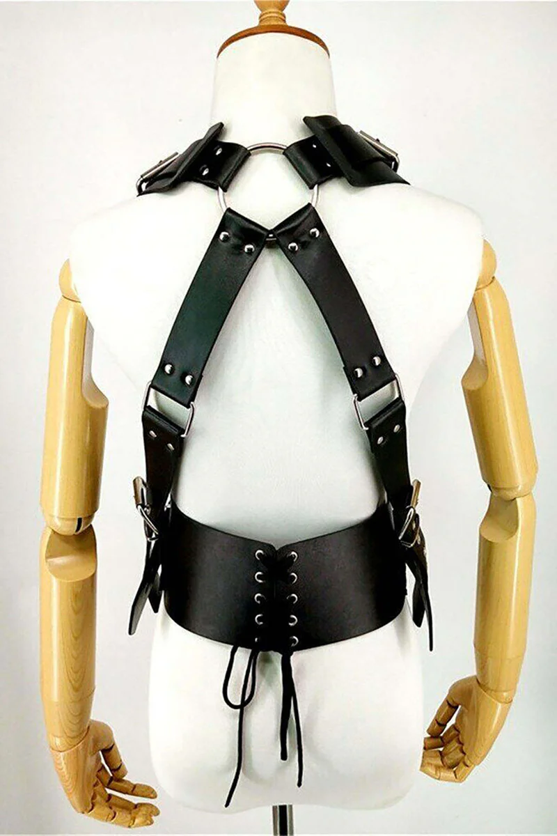 Siyah tam vücut deri harness, ayarlanabilir omuz askıları ve korsaj bel detayı.