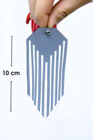 Beyaz Reflektörlü Püsküllü Küpe, Şık Lazer Kesim Küpe - APBJ016