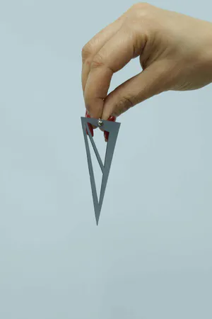 Beyaz Reflektörlü Üçgen Küpe, Şık Lazer Kesim Küpe - APBJ002