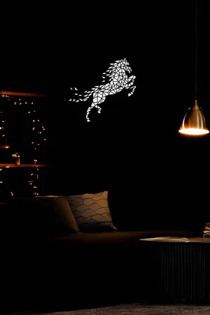 Geometrik At Figürlü Reflektörlü Deri Duvar Dekoru