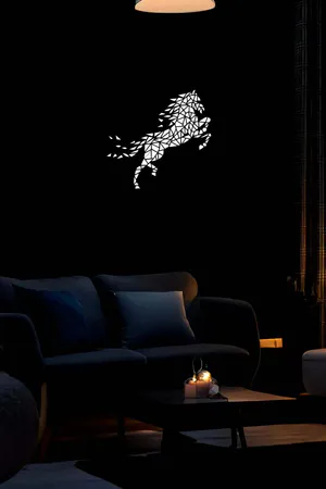 Geometrik At Figürlü Reflektörlü Deri Duvar Dekoru