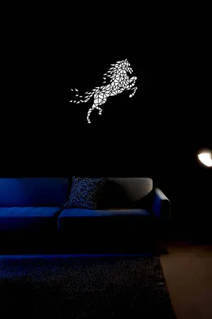 Geometrik At Figürlü Reflektörlü Deri Duvar Dekoru