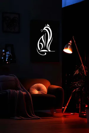 Reflektörlü Kedi Silüeti Siyah Deri Zeminli Dekoratif Tablo