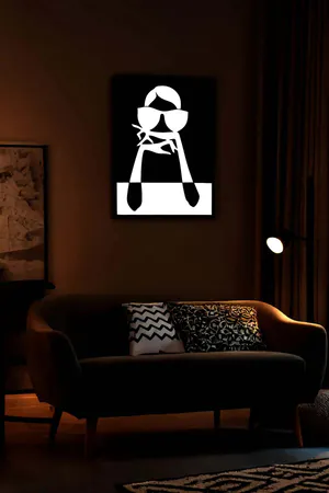 Reflektörlü Pop Art Stil Güneş Gözlüklü Kadın Figür Deri Tablo