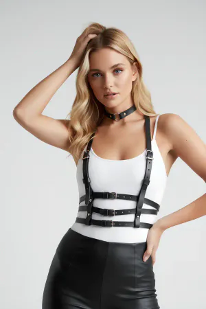 Siyah sentetik deri, ayarlanabilir bantlı, metal tokalı vücut ve boyun tasarımlı harness modeli