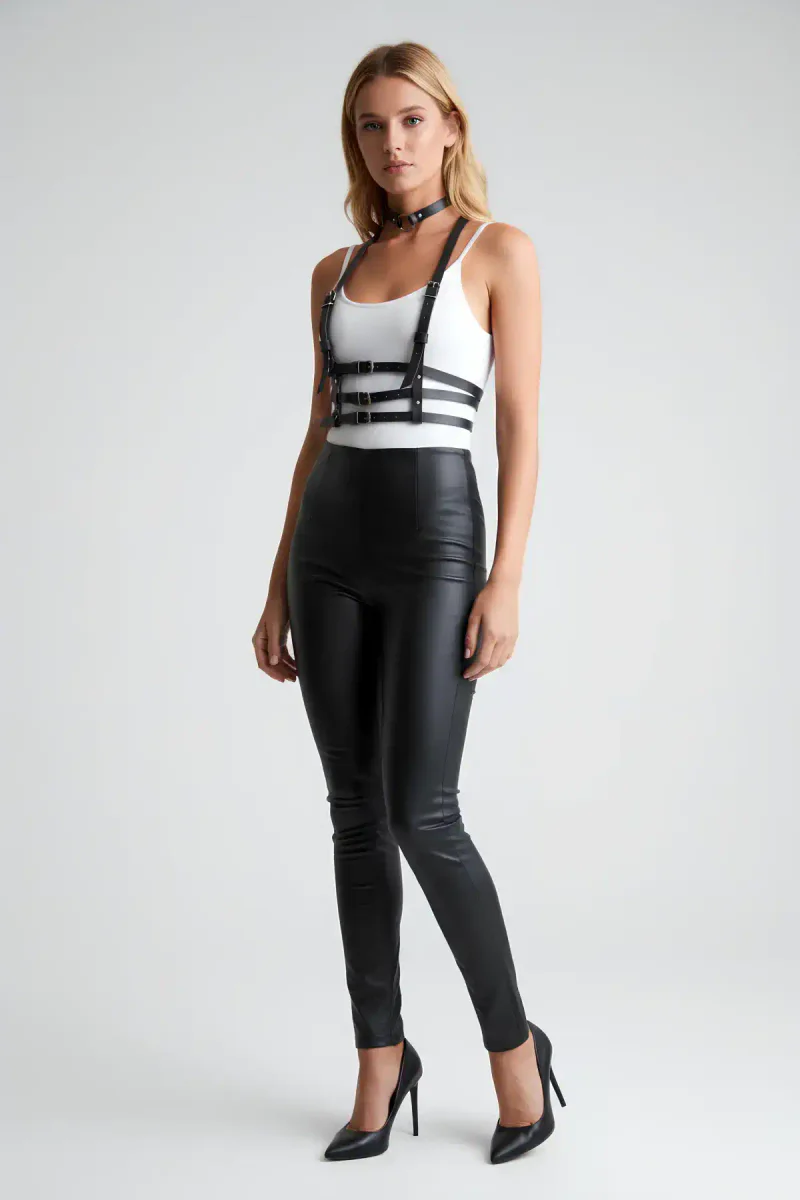 Siyah deri choker ve vücut harness, stil sahibi bir görünüm için detaylı çekim.