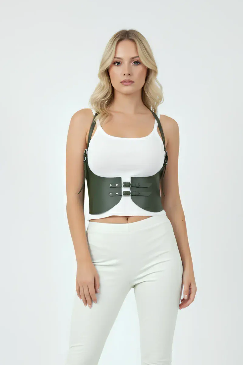 Modelin üzerinde haki renk vücut harness kemeri, geniş açı.