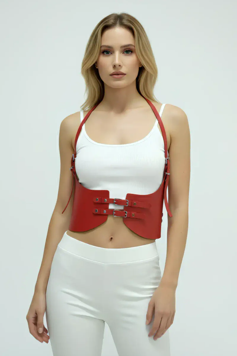 Kırmızı deri vücut harness korse, ön görünüm, detaylı toka tasarımı