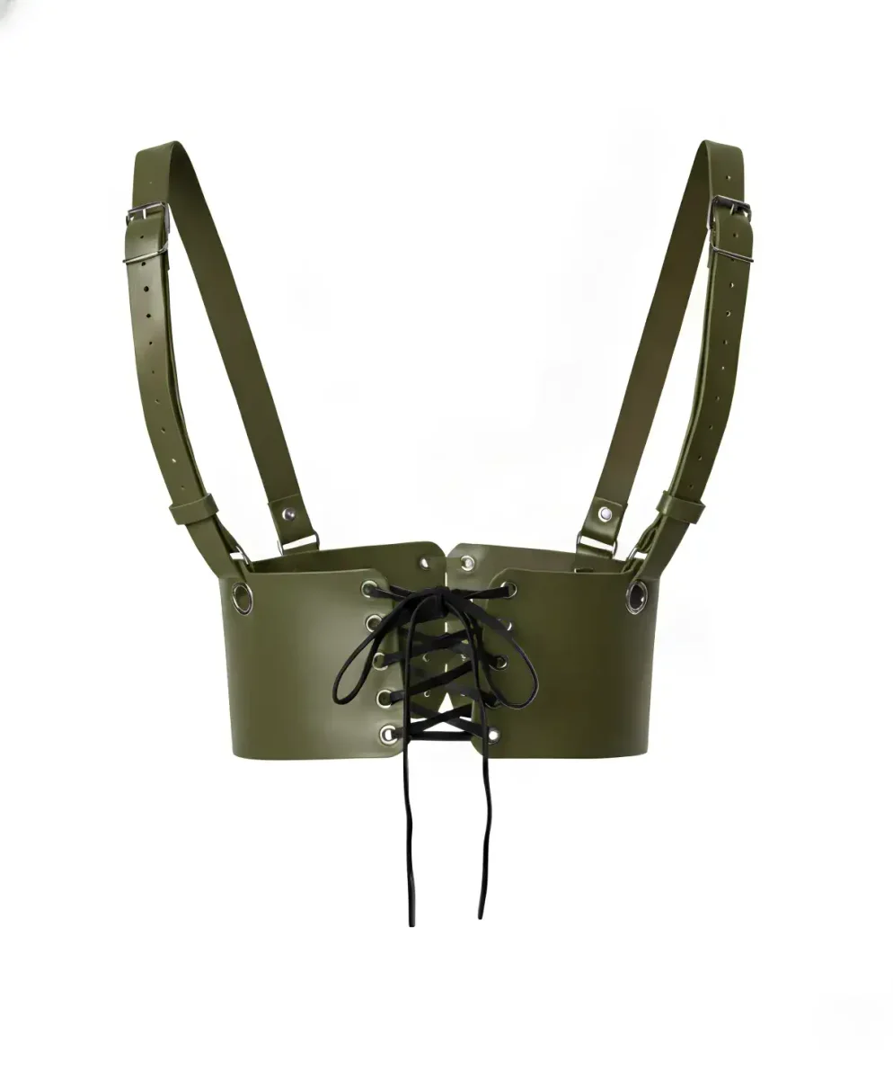 Haki renk suni deri kadın vücut harness, ön tarafında siyah bağcık detayı ve ayarlanabilir omuz askıları.
