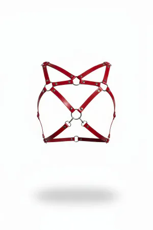 Kırmızı yapay deri çapraz bantlı vücut harnessı, ayarlanabilir metal tokalar.